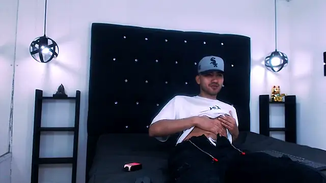 Liam crox online show from 12-15-24, 03:31