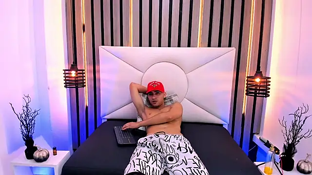 Liam crox online show from 03-07-25, 04:44