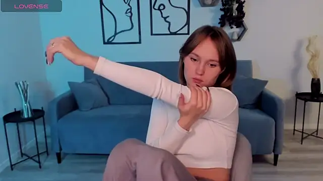 Snapshot of BritnieCute chatting on 10-29-25, 05:20 BritnieCute online show from 10-29-25, 05:20