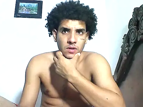 Snapshot of maick5- chatting on 10-09-25, 04:32 maick5- online show from 10-09-25, 04:32