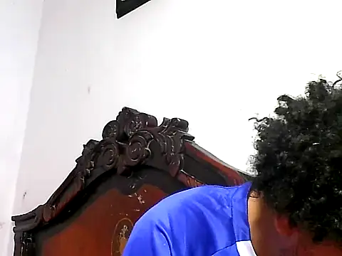 Snapshot of maick5- chatting on 10-17-25, 06:54 maick5- online show from 10-17-25, 06:54