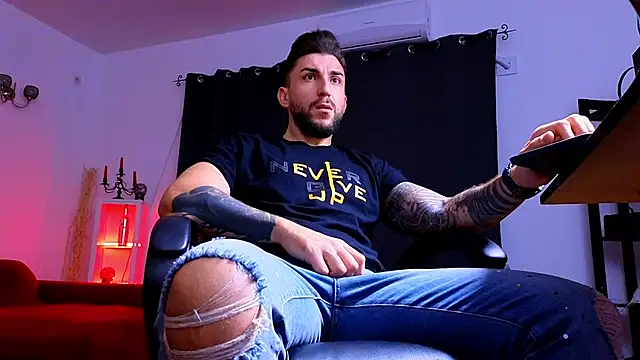 Snapshot of MightyAaron66 chatting on 10-06-25, 02:31 MightyAaron66 online show from 10-06-25, 02:31