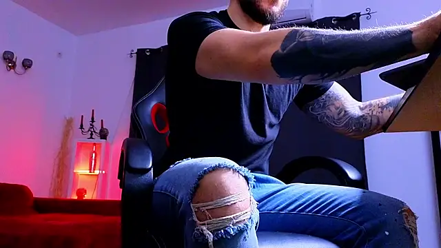 MightyAaron66 online show from 12-21-25, 05:36