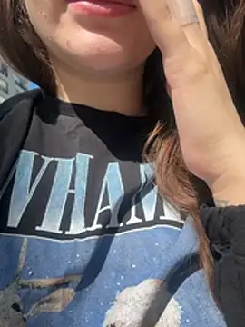 Snapshot of Elinatiranda chatting on 03-14-26, 01:05 Elinatiranda online show from 03-14-26, 01:05