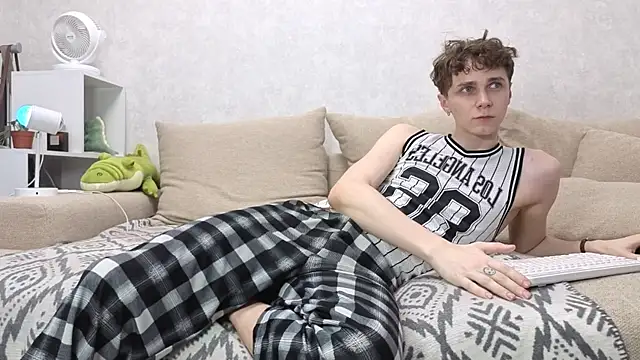 aqualidolly online show from 12-16-24, 05:38