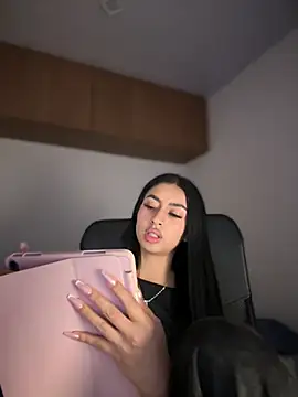 Snapshot of maddy_bronw_ chatting on 03-15-25, 05:30 maddy bronw online show from 03-15-25, 05:30