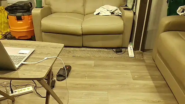 Snapshot of overaveragefreak4you chatting on 02-17-26, 04:42 overaveragefreak4you online show from 02-17-26, 04:42