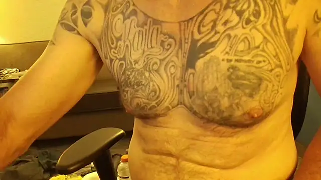 Snapshot of overaveragefreak4you chatting on 06-30-26, 06:58 overaveragefreak4you online show from 06-30-26, 06:58