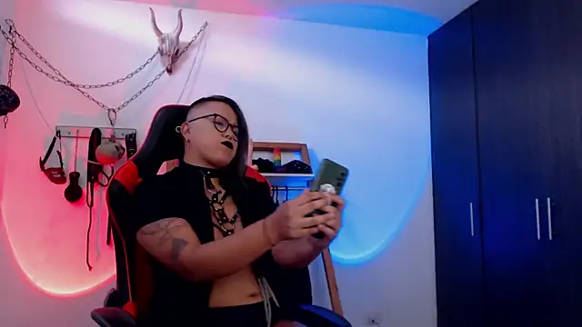 Snapshot of LilithSharon chatting on 10-15-25, 05:13 LilithSharon online show from 10-15-25, 05:13