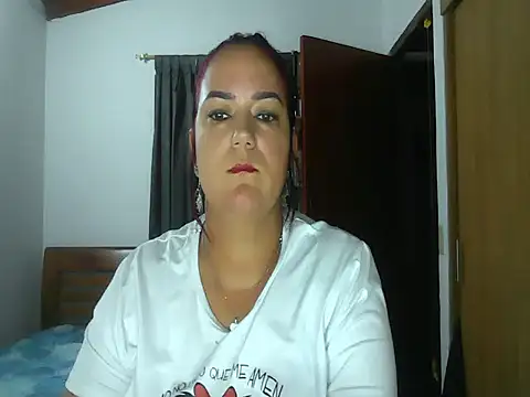 Snapshot of luna_withe chatting on 06-11-26, 05:05 luna withe online show from 06-11-26, 05:05