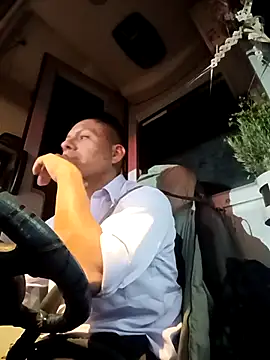 Snapshot of alexchir4 chatting on 10-22-25, 01:17 alexchir4 online show from 10-22-25, 01:17