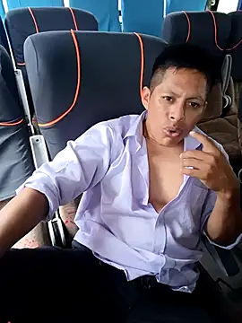 Snapshot of alexchir4 chatting on 10-29-25, 05:04 alexchir4 online show from 10-29-25, 05:04