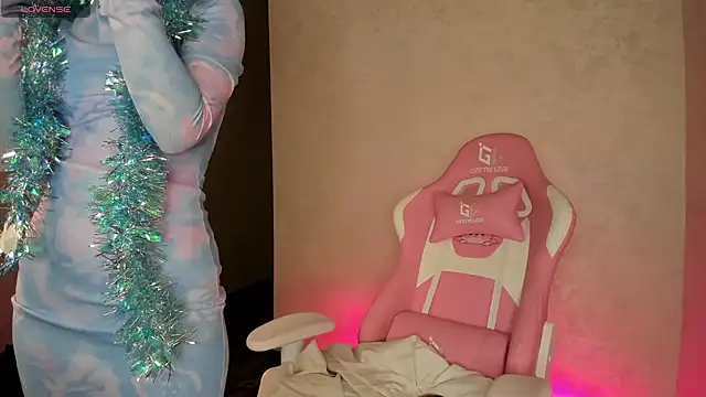 Kira yoon online show from 12-31-24, 12:43