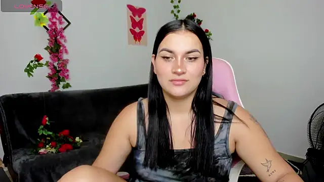 Snapshot of Emic_ chatting on 02-13-25, 03:14 Emic online show from 02-13-25, 03:14