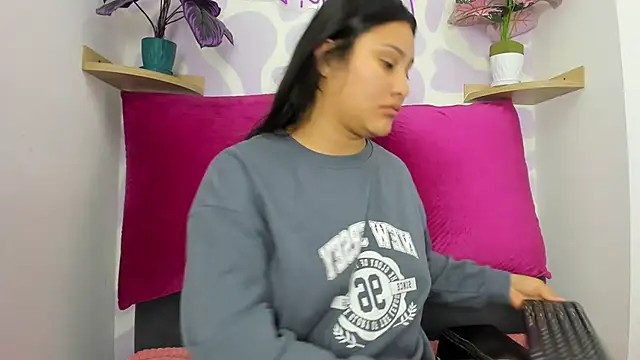 Little Ivy online show from 09-20-25, 01:45