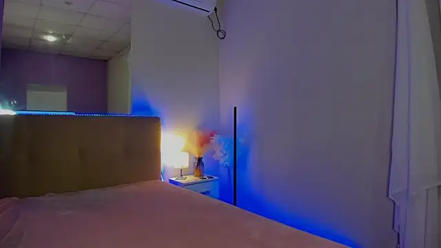 Laura Leee online show from 10-04-25, 05:05