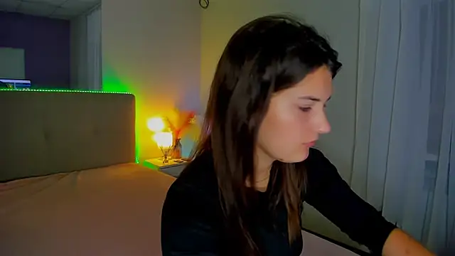 Laura Leee online show from 10-12-25, 05:06