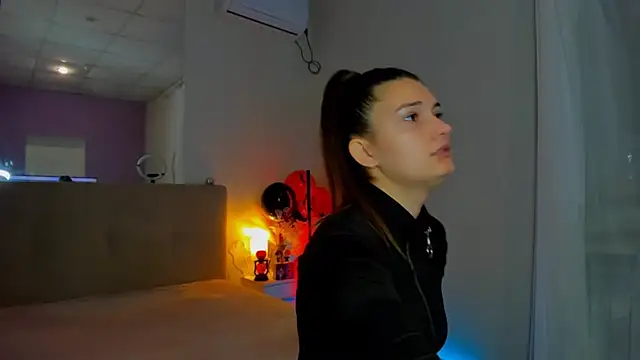 Laura Leee online show from 11-06-25, 06:14