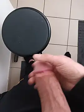 Snapshot of casper0303 chatting on 02-14-25, 09:34 casper0303 online show from 02-14-25, 09:34