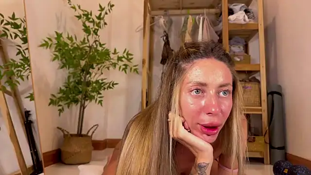 Snapshot of ___art chatting on 11-04-25, 11:42 art online show from 11-04-25, 11:42