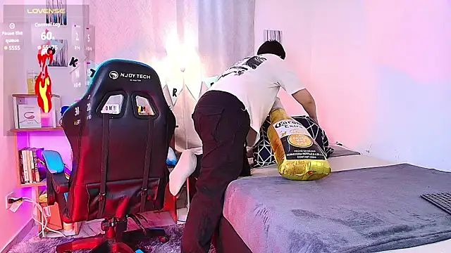 Snapshot of aron_wi chatting on 09-25-25, 10:02 aron wi online show from 09-25-25, 10:02