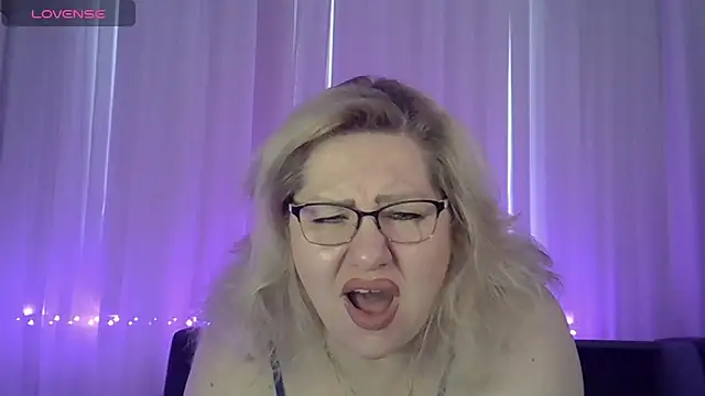 Snapshot of AngelinaGlam chatting on 03-11-26, 12:55 AngelinaGlam online show from 03-11-26, 12:55