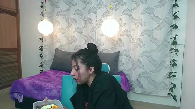 Snapshot of Mya_paris chatting on 01-24-25, 04:27 Mya paris online show from 01-24-25, 04:27
