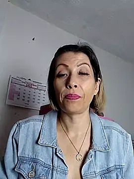 Snapshot of alixia81 chatting on 10-06-25, 09:29 alixia81 online show from 10-06-25, 09:29