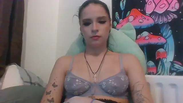 Snapshot of EmilyCleeveland chatting on 12-08-24, 03:24 EmilyCleeveland online show from 12-08-24, 03:24