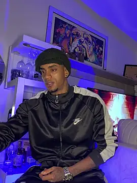 AaronCruz  online show from 10-09-25, 04:43