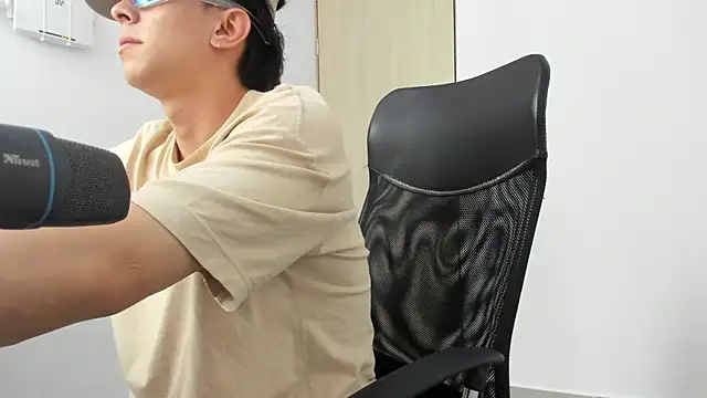 Snapshot of Tony_Hoffa chatting on 03-09-25, 10:19 Tony Hoffa online show from 03-09-25, 10:19