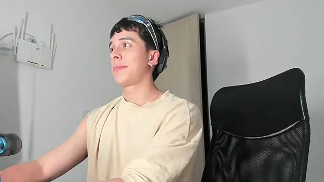 Snapshot of Tony_Hoffa chatting on 03-10-25, 01:23 Tony Hoffa online show from 03-10-25, 01:23