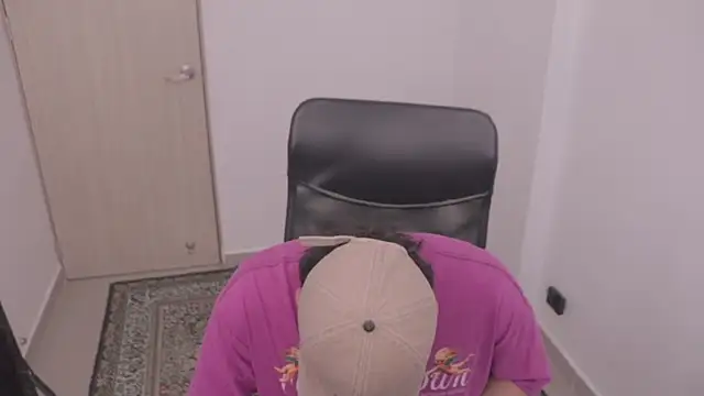 Snapshot of Tony_Hoffa chatting on 10-02-25, 04:58 Tony Hoffa online show from 10-02-25, 04:58