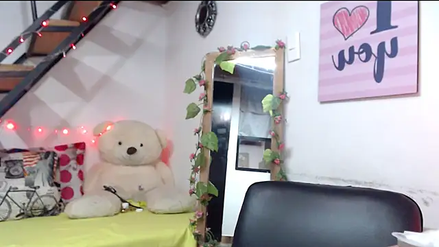 luna sky83 online show from 12-15-24, 04:04