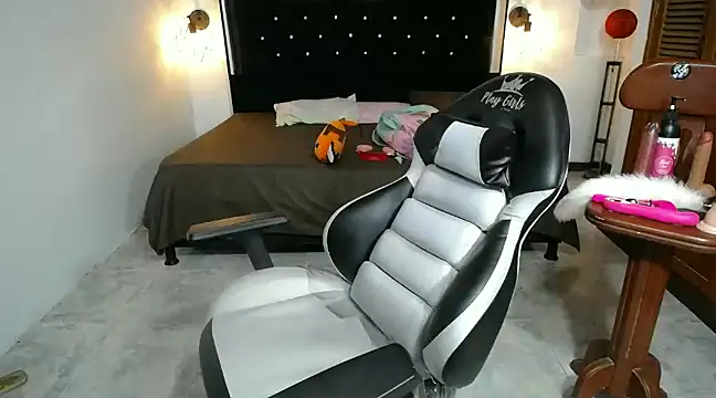 Snapshot of candy_hairy chatting on 01-25-25, 06:12 candy hairy online show from 01-25-25, 06:12