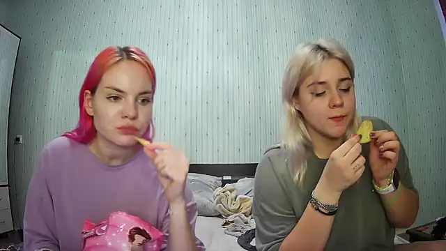 ChrisGirls online show from 01-09-25, 01:35