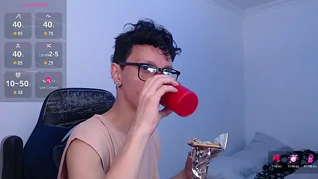 Snapshot of bryamado69 chatting on 07-08-26, 01:54 bryamado69 online show from 07-08-26, 01:54