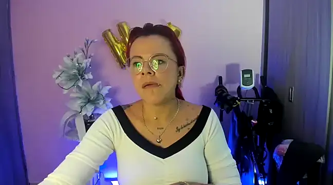 Snapshot of KAROL_MILF chatting on 12-18-24, 12:43 KAROL MILF online show from 12-18-24, 12:43