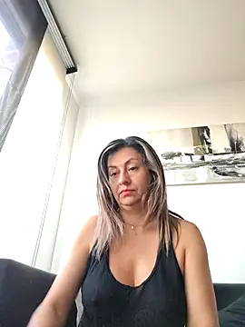 Snapshot of Latiinvenushot chatting on 02-28-26, 11:55 Latiinvenushot online show from 02-28-26, 11:55