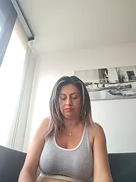 Snapshot of Latiinvenushot chatting on 03-08-26, 12:42 Latiinvenushot online show from 03-08-26, 12:42