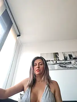 Snapshot of Latiinvenushot chatting on 03-16-26, 02:10 Latiinvenushot online show from 03-16-26, 02:10