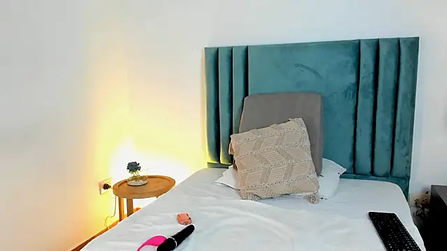 HollyHudsonn online show from 12-20-24, 11:54