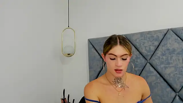 Snapshot of Lizz_Luna chatting on 01-22-25, 04:55 Lizz Luna online show from 01-22-25, 04:55