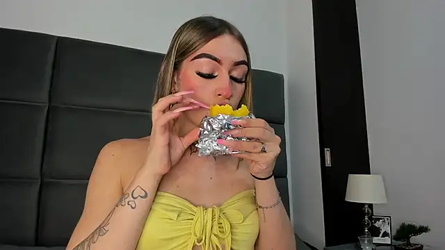 Snapshot of Lizz_Luna chatting on 09-29-25, 01:49 Lizz Luna online show from 09-29-25, 01:49