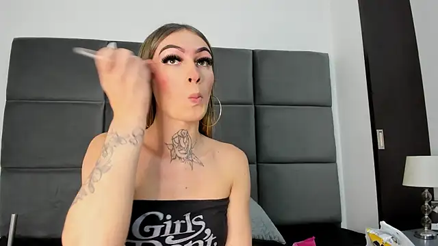 Snapshot of Lizz_Luna chatting on 10-16-25, 02:29 Lizz Luna online show from 10-16-25, 02:29