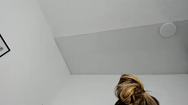 Snapshot of Lizz_Luna chatting on 10-21-25, 03:35 Lizz Luna online show from 10-21-25, 03:35