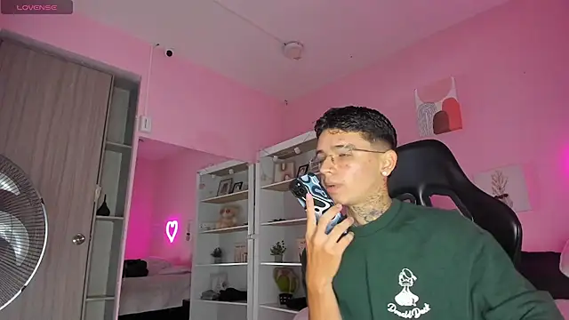 Snapshot of Ian_Castillo_ chatting on 09-25-25, 11:14 Ian Castillo online show from 09-25-25, 11:14