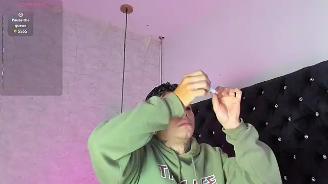 Snapshot of Ian_Castillo_ chatting on 10-02-25, 11:17 Ian Castillo online show from 10-02-25, 11:17