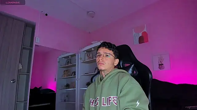 Snapshot of Ian_Castillo_ chatting on 10-09-25, 11:08 Ian Castillo online show from 10-09-25, 11:08