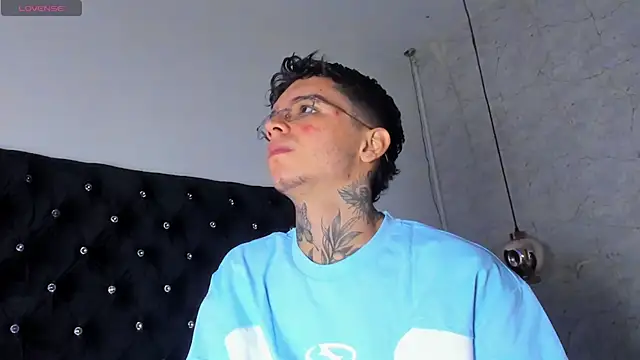 Snapshot of Ian_Castillo_ chatting on 10-21-25, 11:11 Ian Castillo online show from 10-21-25, 11:11